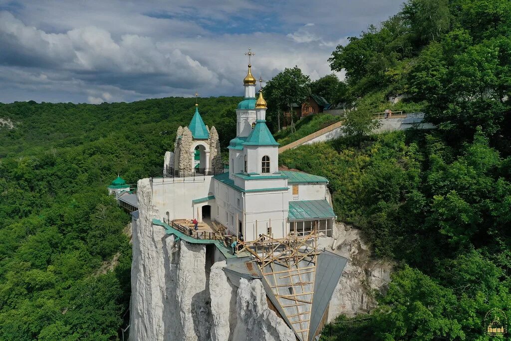 Свято-Успенская Святогорская Лавра. Свято-Успенская Святогорская Лавра, Украина, Святогорск. Успенская Лавра в Святогорске. Свято Успенский Лавра Святогорск. Святые святогорской лавры