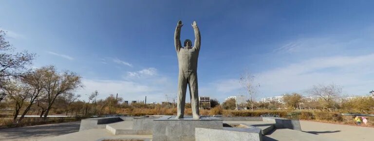 гагарин памятник байконур. байконур памятник гагарину. памятник гагарину байконур. памятник гагарину. статуя гагарина на байконуре.