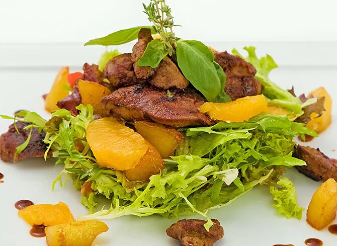 Теплый салат с куриной печенью и апельсинами. Тёплый салат с куриной печенью и апельсинами. Салат с куриной печенью и рукколой и апельсином. Теплый салат с печенью. Тёплый салат с куриной печенью и апельсинами.