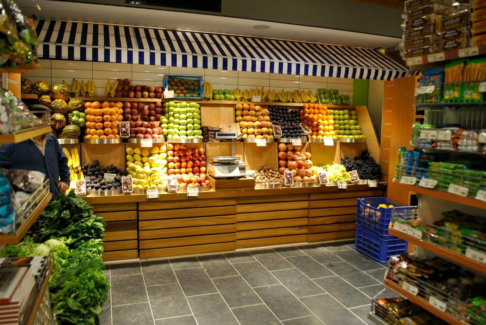 Небольшой магазин продуктов. Красивые магазины продуктов. Маленький продуктовый магазин. Овощной магазин. Маленький продуктовый маг.
