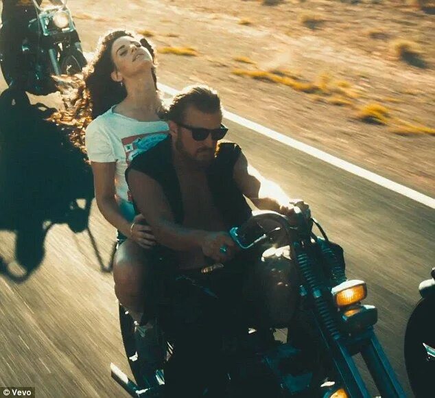 Ride lana del rey кадры из клипа. Ridin lana rey. Ridin lana rey. Ridin lana rey. Ridin lana rey.