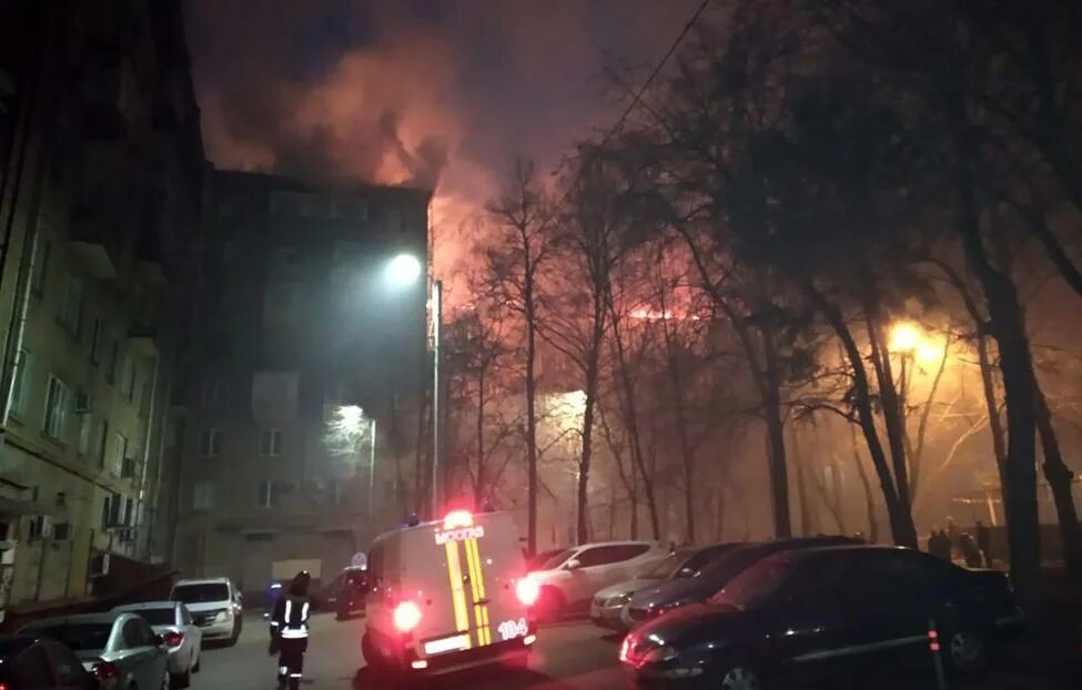 Проезд черского 13 корпус 4 пожар. Пожар на ленинском проспекте. Пожар в москве ночью. Пожар в инфекционной больнице в кирове. Пожар в жилом доме.
