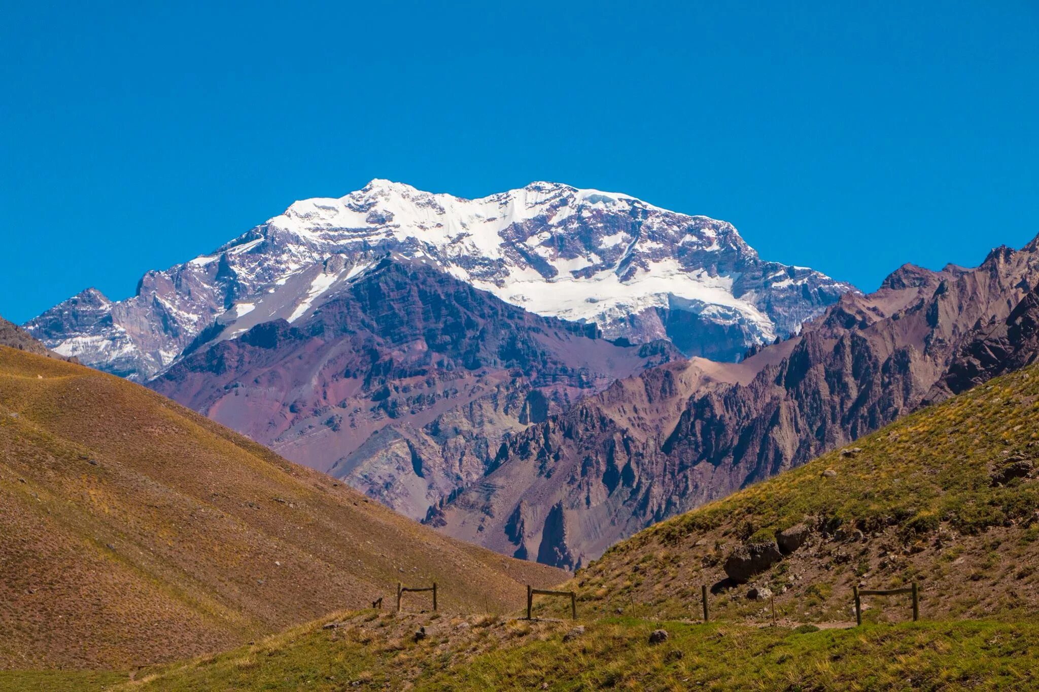 Самая высокая гора находится. Чили Аконкагуа. Южная Америка Аконкагуа Аргентина. Аргентина гора Аконкагуа. Аконкагуа 6960.