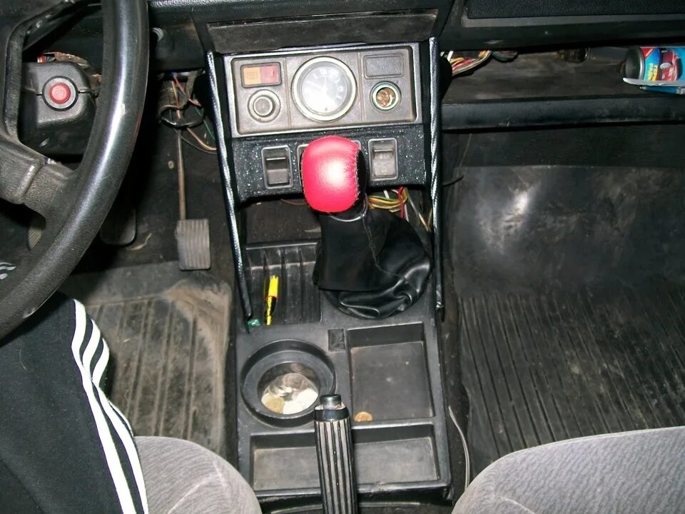 Центральная консоль ваз 2105. Туннель кпп ваз 2105. Ручки кпп ваз 2105. Тоннель 2105. Консоль рычага кпп ваз 2105.