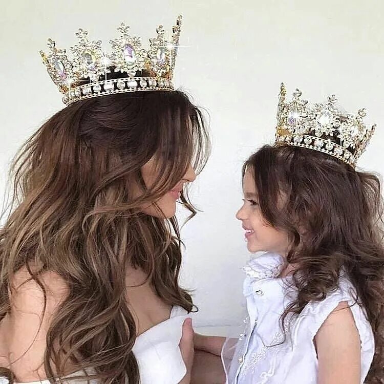 Быть мамой принцессы. Девушка в короне. Корона для девочки. Девочка с короной на голове. Красивые девочки принцессы.