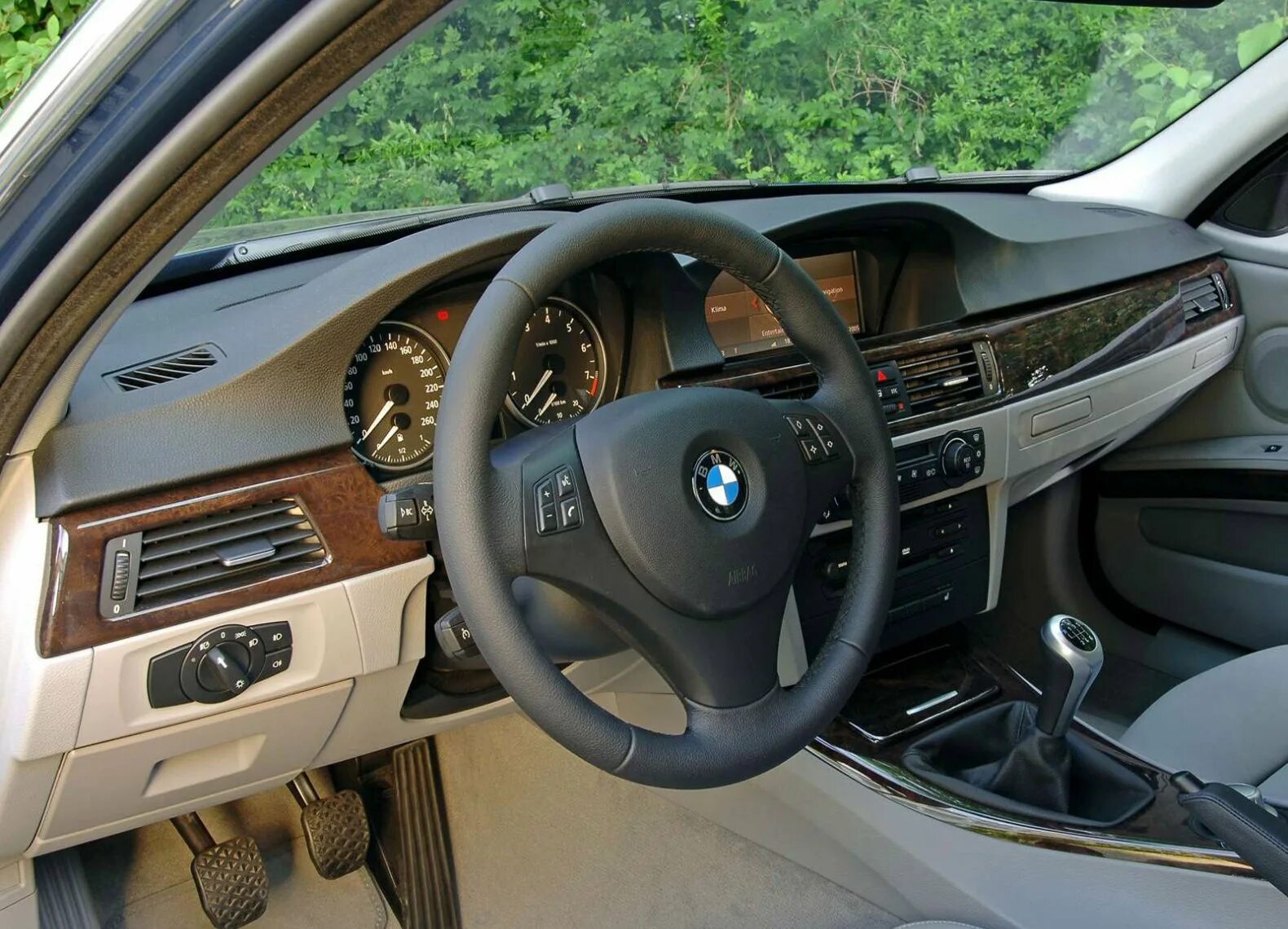 Bmw 3 бензин. Bmw 325i салон. bmw 325 салон. bmw 3 2005 салон. bmw 525i салон.