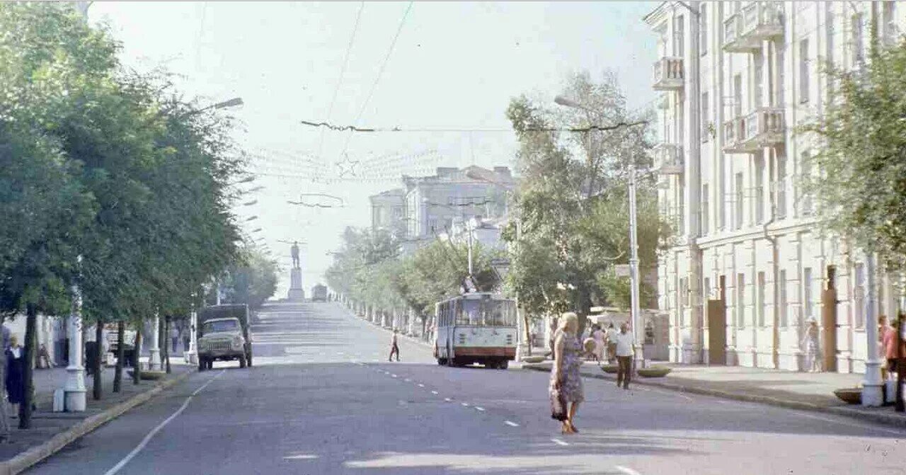 100 города советского. Оренбург 90-е. Оренбург 70 год улица Советская. Советская в 90-е годы Оренбург. Улица Чкалова Оренбург 1980.