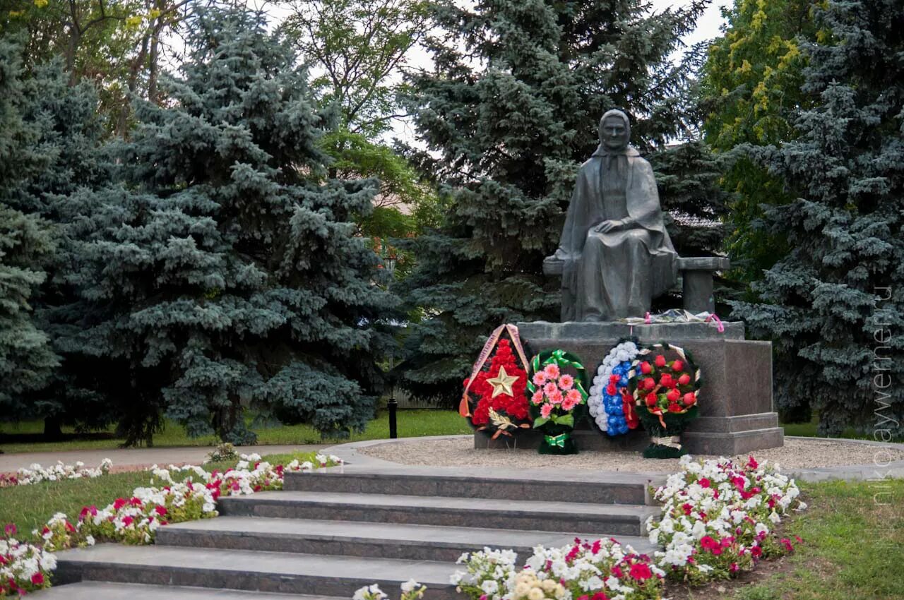 Тимашевск администрация. Памятник Епистинии степановой в Тимашевске. Епистиния фёдоровна Степанова памятник. Памятник степановой Епистинии фёдоровне в Тимашевске. Памятник Елестиния СТЕПАНТВНА.