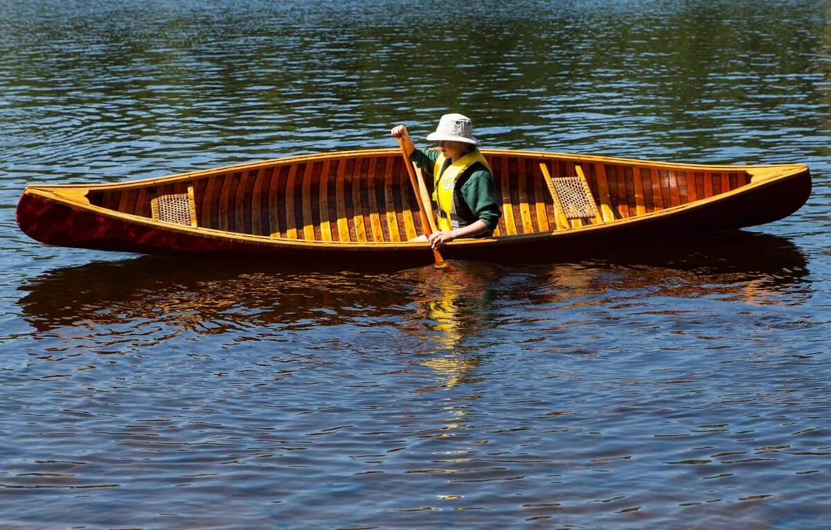 Самая маленькая лодка в мире краткое содержание. Canoe лодка. Каноэ 6 метров кедр. Каноэ лодка Сенеж.