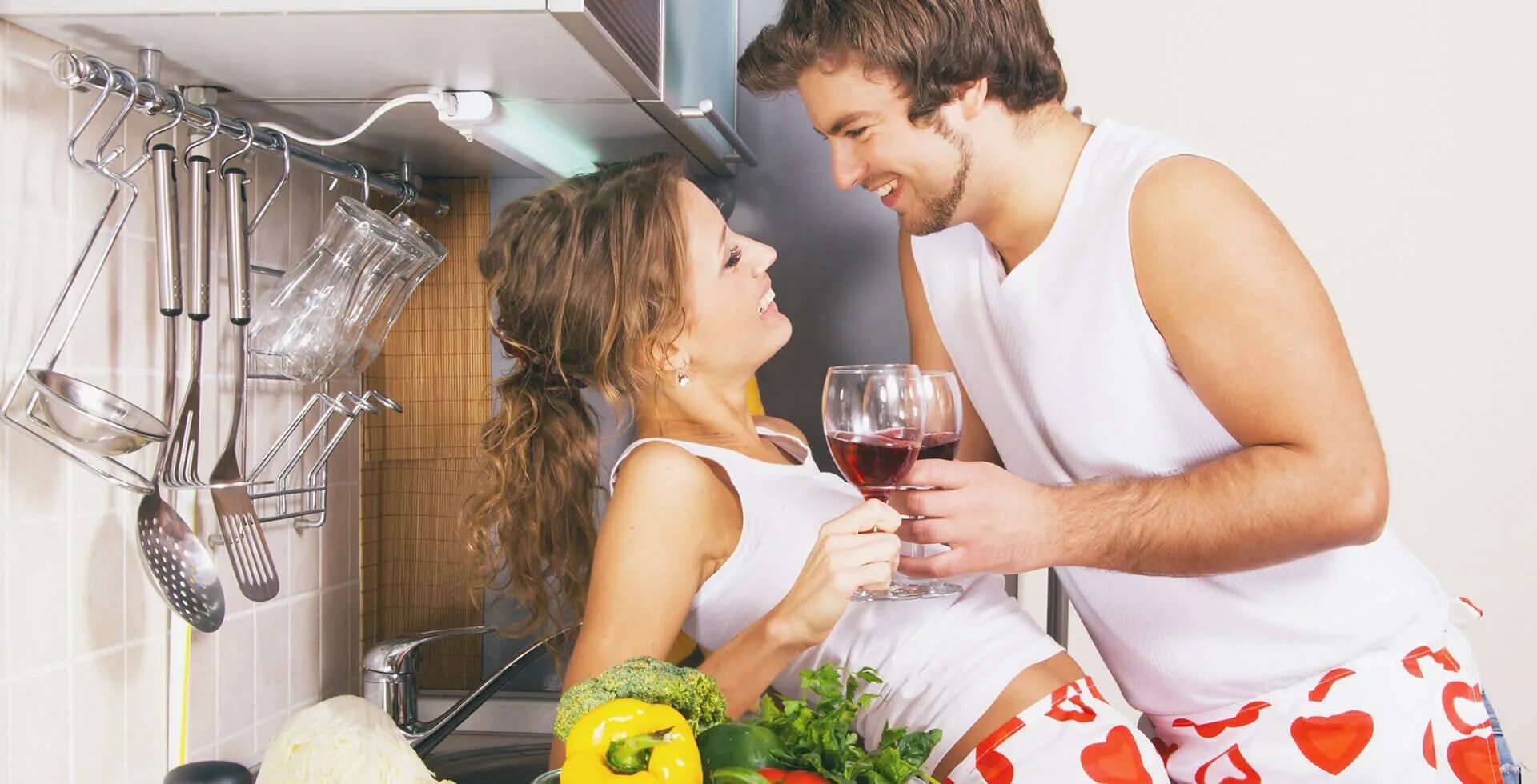 Муж на кухне. Мужчина и женщина на кухне. Фотосессия пар на кухне. Пара влюбленных на кухне. Фотосъемка на кухне пара.
