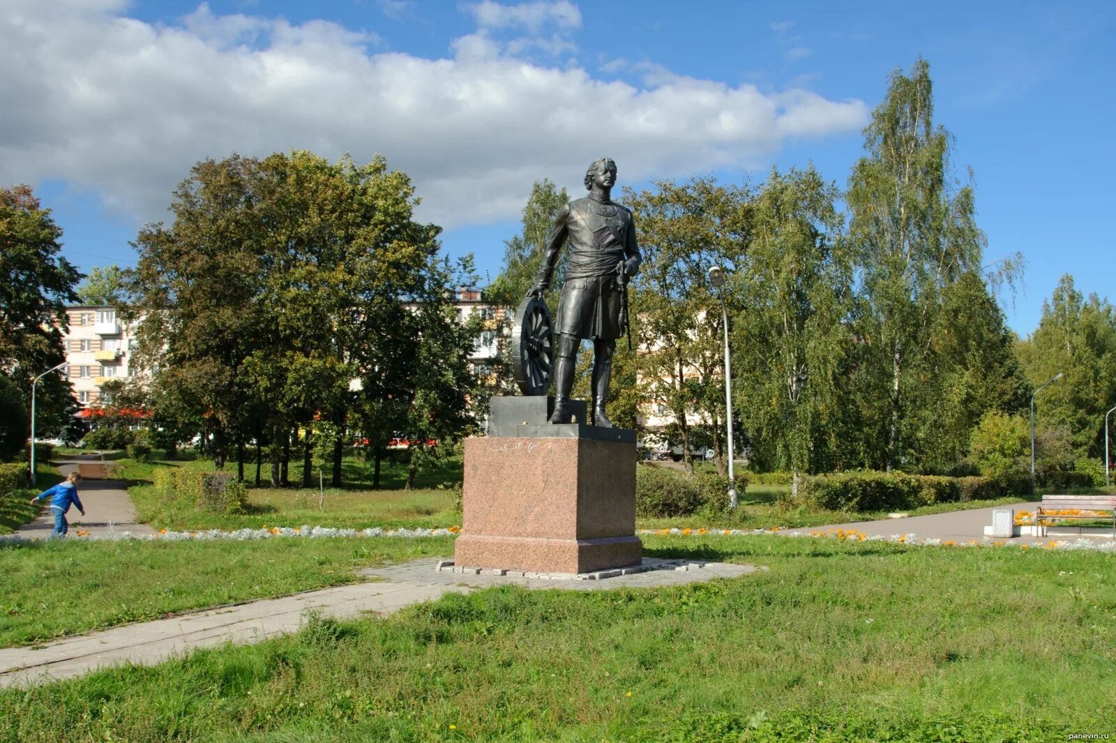 Памятник Петру 1 Великий Новгород. Набережная реки Гзень в Великом Новгороде. Сквер Петру 1 Великий Новгород. Памятник на Гзени Великий Новгород. По какому адресу находится памятник