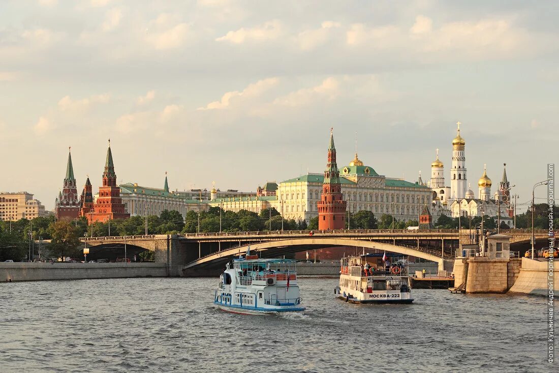 Москва река основная мысль. Реки Москвы. Москва река в Москве. Moscow Reka река. Москва теплоход Кремль.