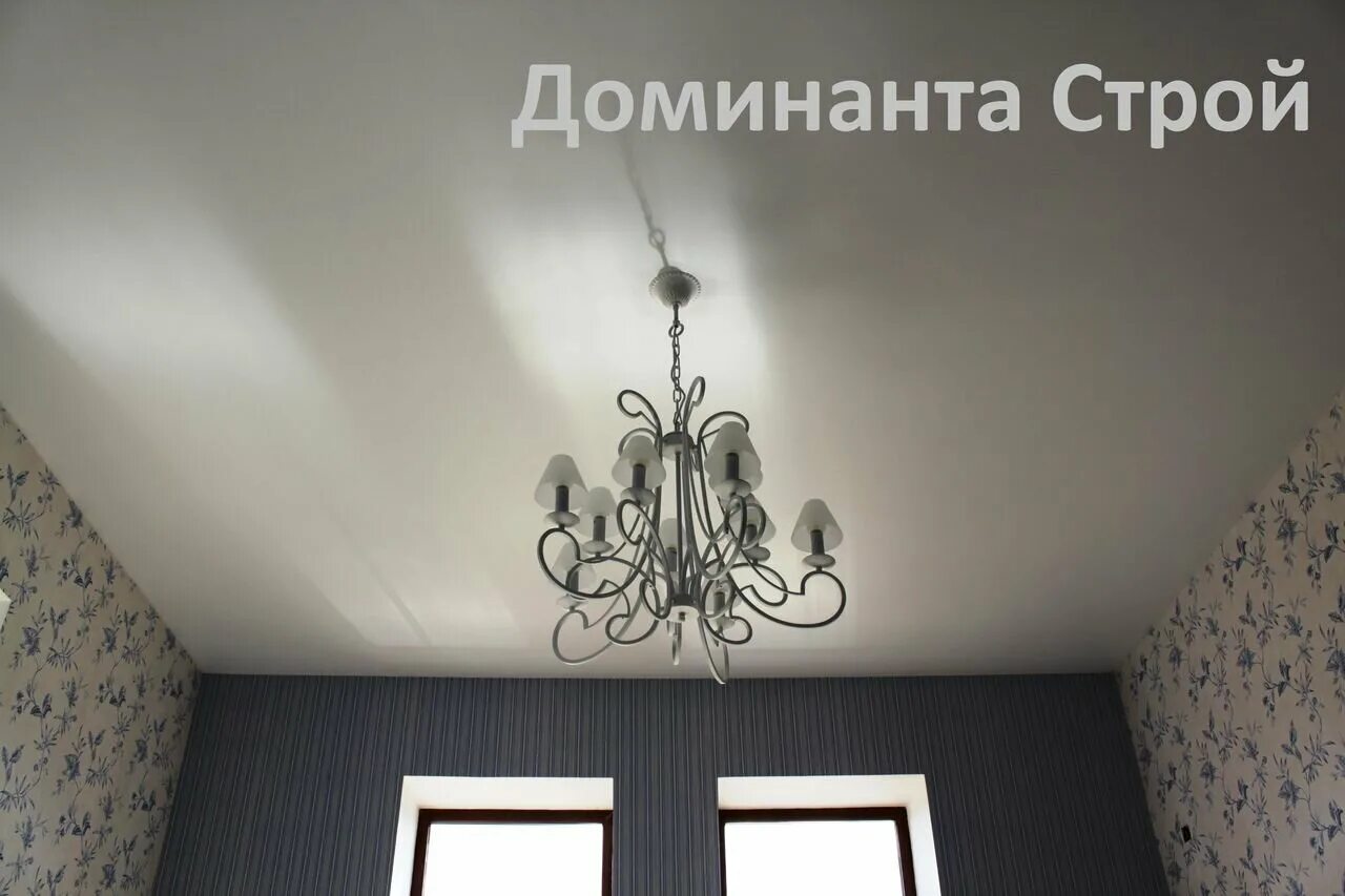 сатиновые натяжные потолки с люстрами. натяжной потолок с люстрой и точечными светильниками. матовый потолок с люстрой. белый матовый потолок. люстры для натяжных потолков.