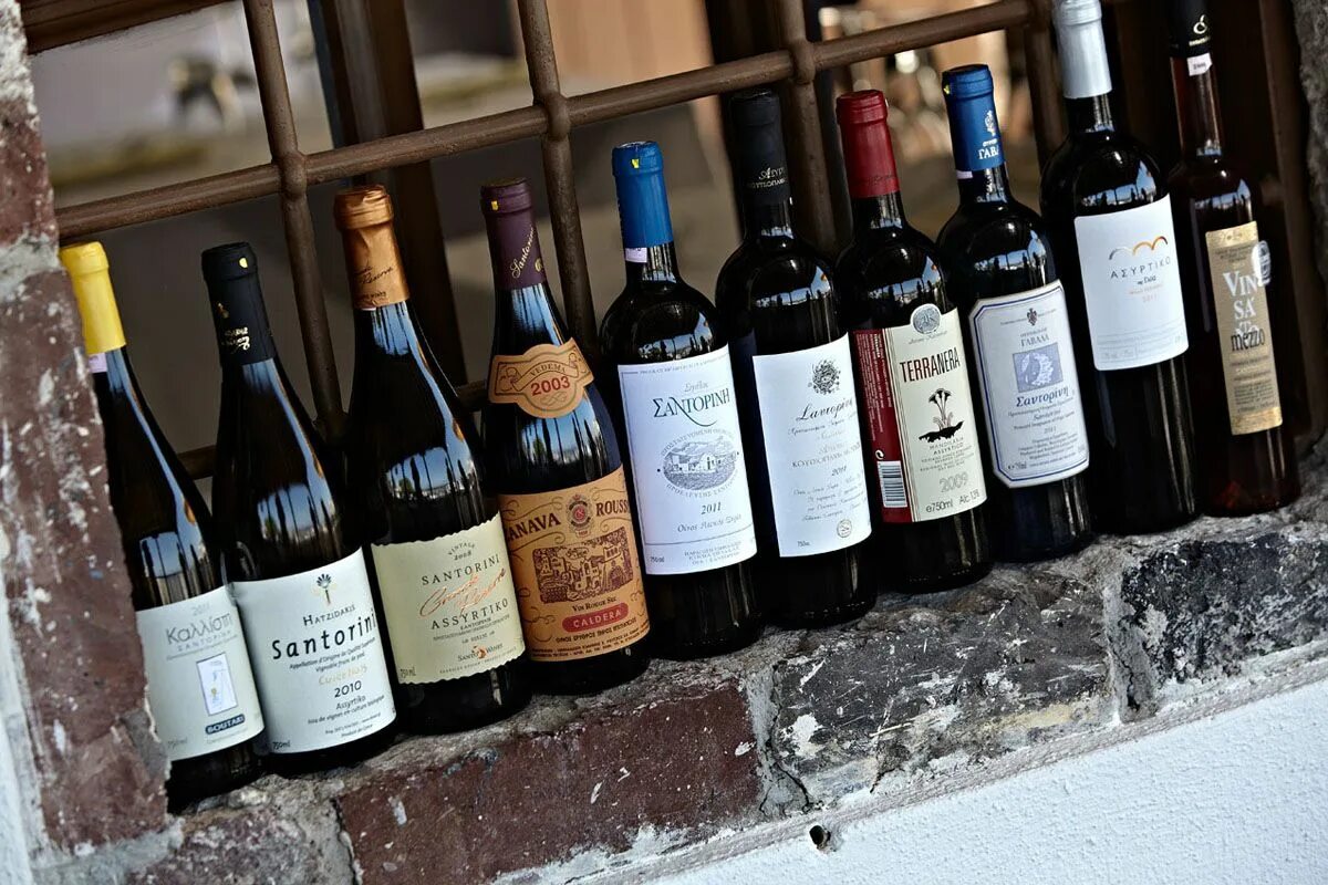 Вина греции купить в москве. Santorini Греция вино. Вино с Санторини Vinsanto. Вино Санторини Винсанто 2006. Греческие винодельни.