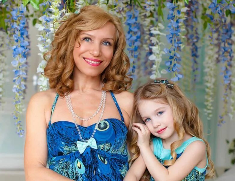 Анастасия князева прически. Алисия райс. Домик для игры в дочки матери. Какую дочь включить. Алиса юнусова.