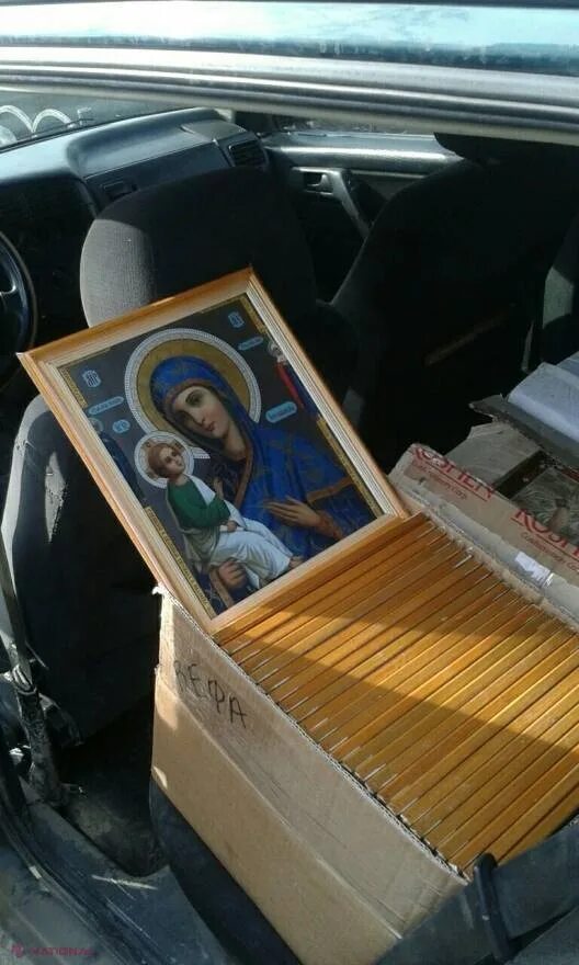 Можно икону в машину. Икона в машину. икона в ладе. иконы в ваз. икона в кабине.