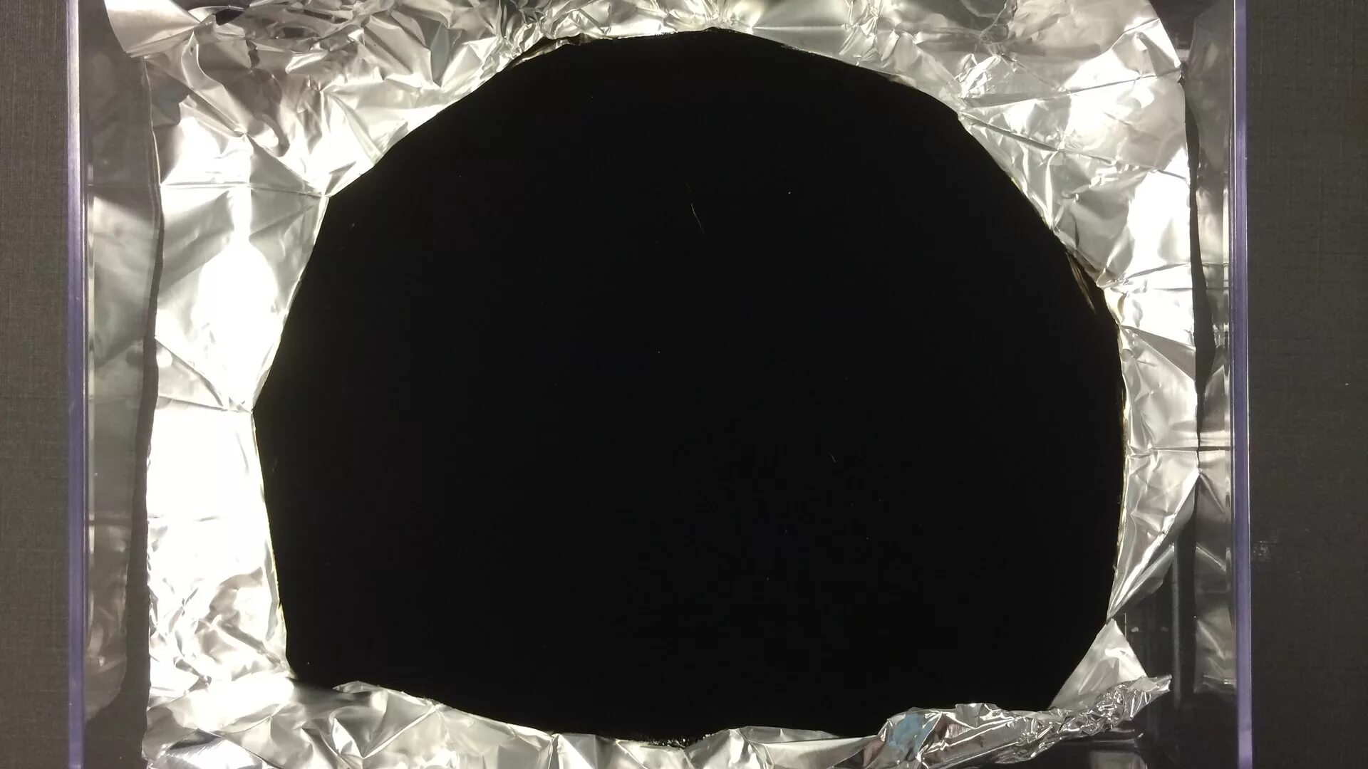 Самый черный материал. Вантаблэк 2. Материал поглощающий свет 99.9. Vantablack металл. Супер черный материал.