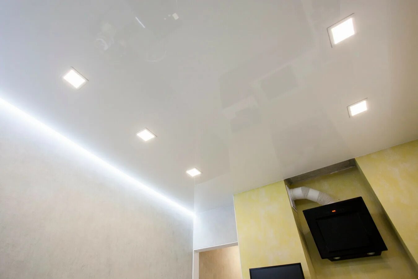 Одноуровневый натяжной потолок с подсветкой. Натяжной потолок с подсветкой. Одноуровневые натяжные потолки с подсветкой. Натяжные потолки одноуровневые с подсветкой. Матовый натяжной потолок с подсветкой.