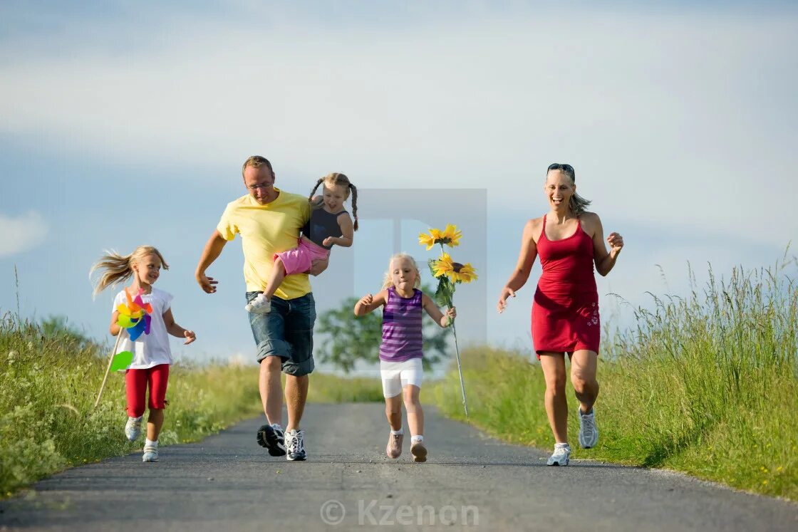 Большая спортивная семья. Спортивная семья. Здоровая семья. Спортивная семья с детьми. Спортивная семья бежит.