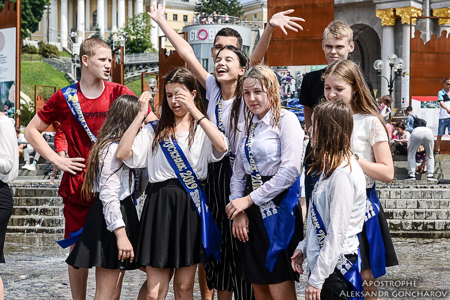 последний звонок 11 класс. школьники выпускной. фотосессия последний звонок. выпускники школы. современный выпускник школы.