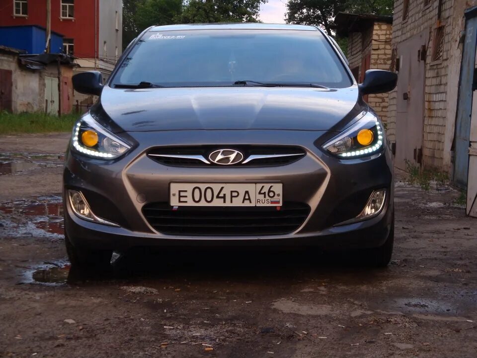 Фары на солярис 2012 года. ДХО Hyundai Solaris 2013. Hyundai Solaris 2013 ходовые огни. ДХО на Хендай Солярис 2011. Фара Solaris 2013.