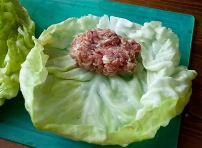 Фарш для голубцов с рисом и мясом. Фарш в капустных листьях. фарш завернутый в капустный лист. капуста с мясом. рис в капустных листьях с мясным фаршем.