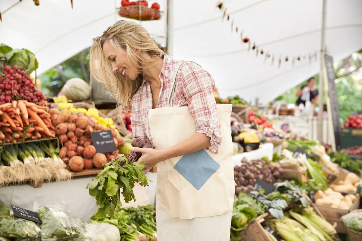 Свежие фермерские овощи. Женщина на продуктовом рынке. Продукты на рынке. Шоппинг на рынке. Овощной рынок.