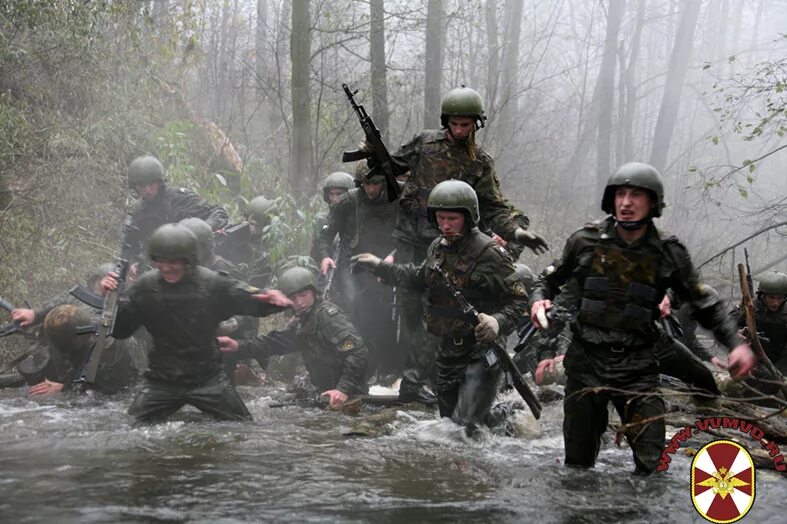 Пехотные войска россии. Солдаты на марш броске. Бегун рисунок. Бегут колонной. Солдат бежит.