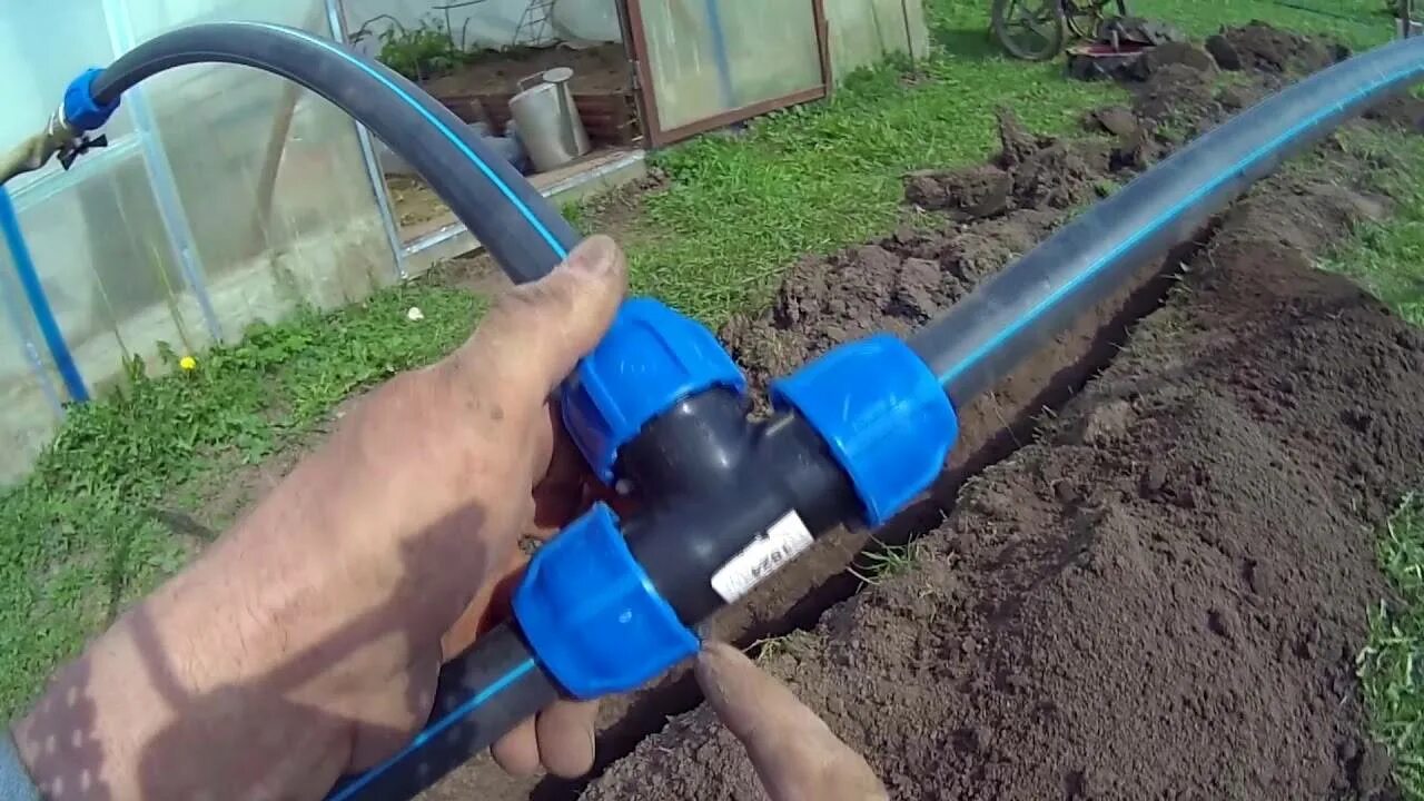 Летний водопровод из ПНД трубы 20 мм. Монтаж труб ПНД d160. ПНД труба в земле ф160. ПНД труба 32 поливная система для огорода. Подача воды для полива