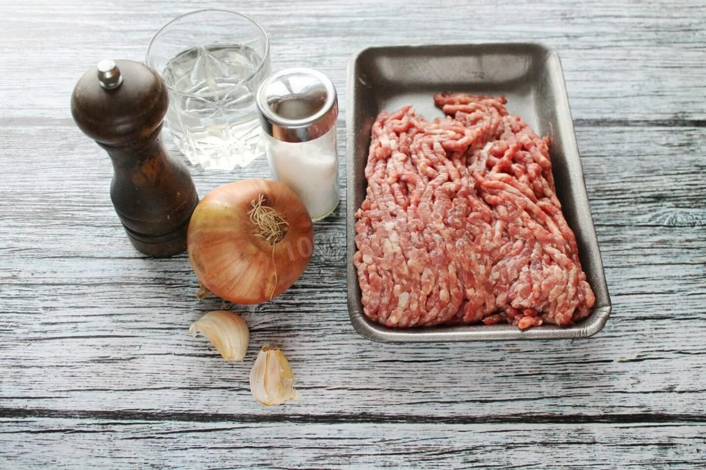 Фарш из сала. Фарш с луком. мясо фарш. ингредиенты для фарша. фарш соль перец лук.