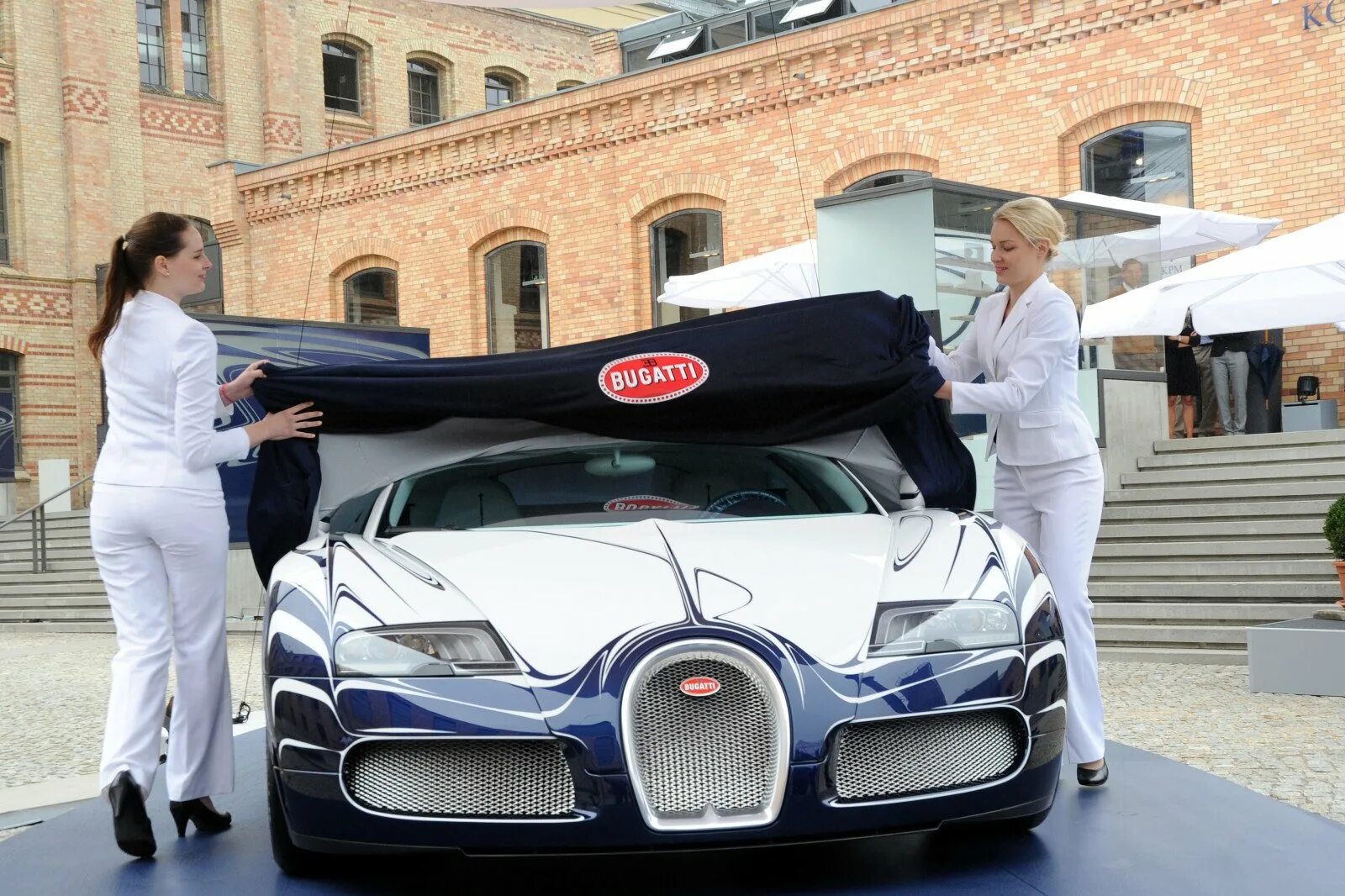 Bugatti Veyron 16.4 Grand Sport l'or Blanc. Миллионер с Бугатти Вейрон. 2011 Bugatti Grand Sport. Машины миллионеров. Идеальная машина отдает 80