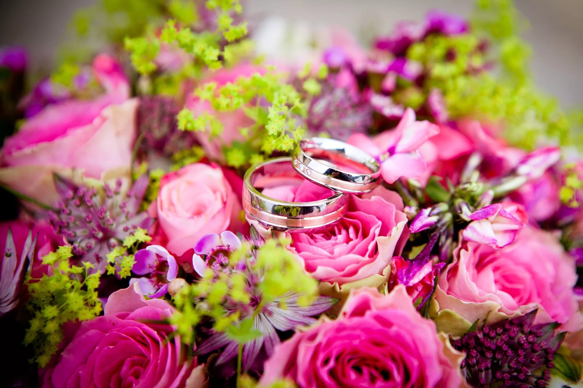 Свадебные цветы. Розовая свадьба. Красивые цветы. Обручальные кольца и цветы.