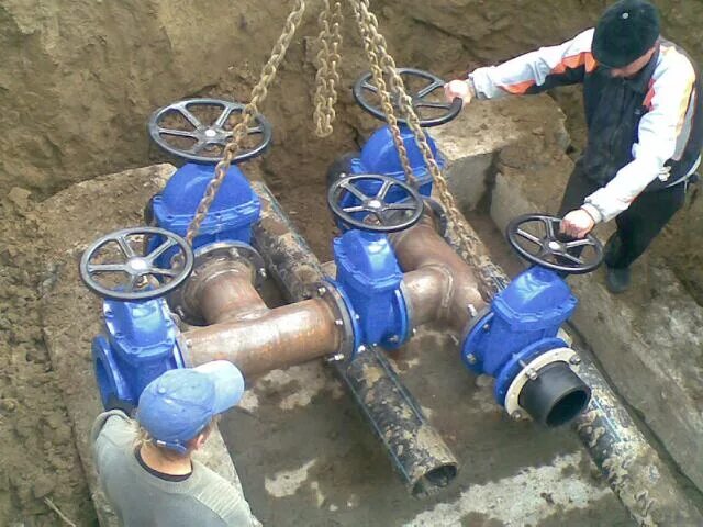 Камера водопровода. Задвижка 110 водопровод. Наружные сети водопровода. Камера водопровода. Узел врезки водопровода.
