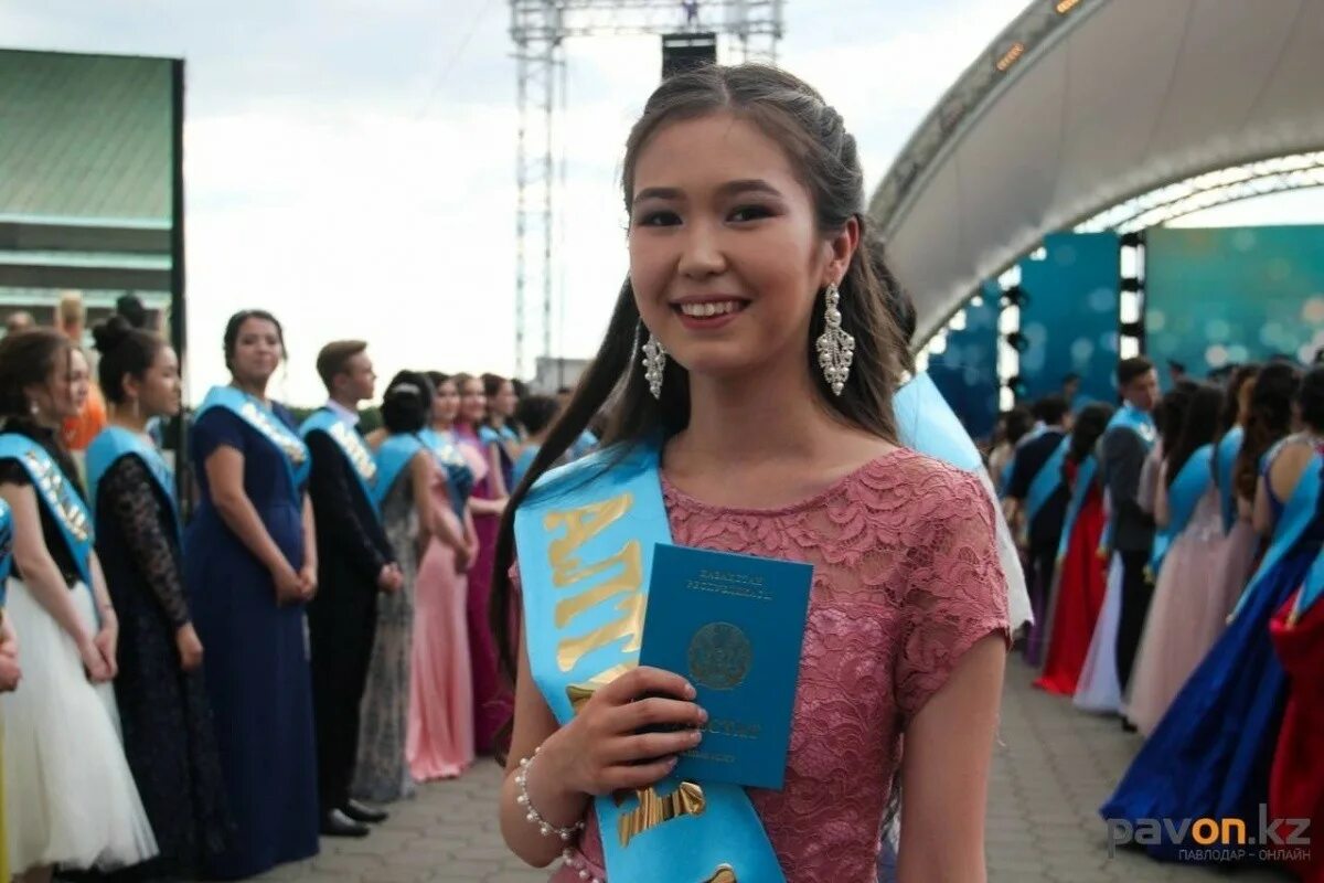 Павлодар фото. Павлодар ул комсомольская 22. Дворы павлодара улицы. Айша минигубаева. Выпускник казахстан.