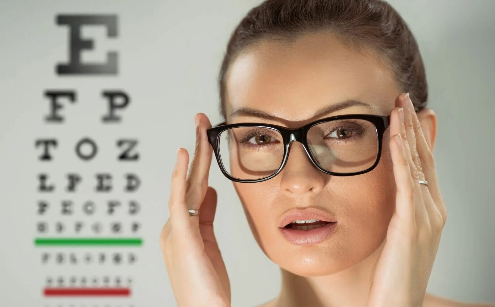 День плохого зрения. Очки для зрения. Красивые люди в очках для зрения. Женщины в очках для зрения. Реклама очков.