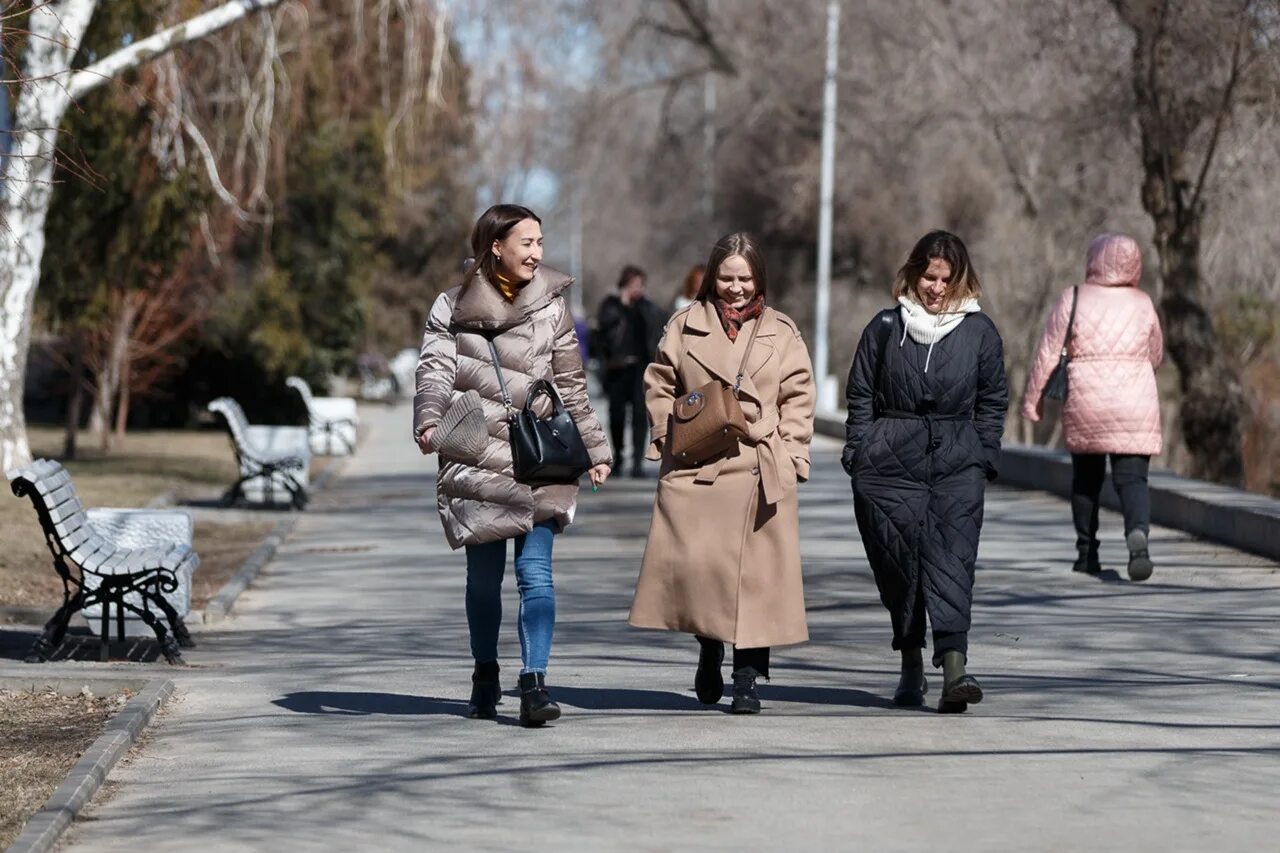 Мама сейчас пойдет. Фото весной на улице. Волгоград в апреле.