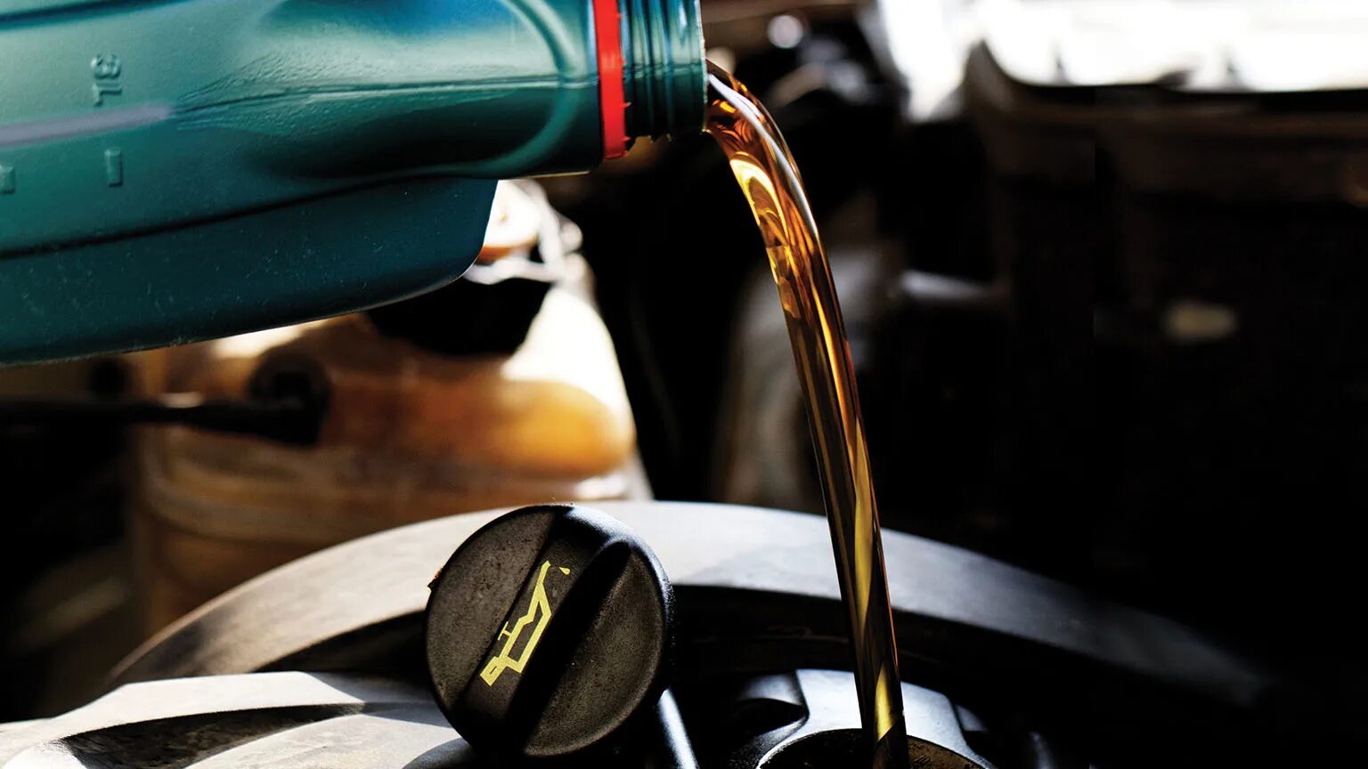 Моторное масло. Моторное масло двигатель. Автомобильные масла и технические жидкости. Моторное масло обои.