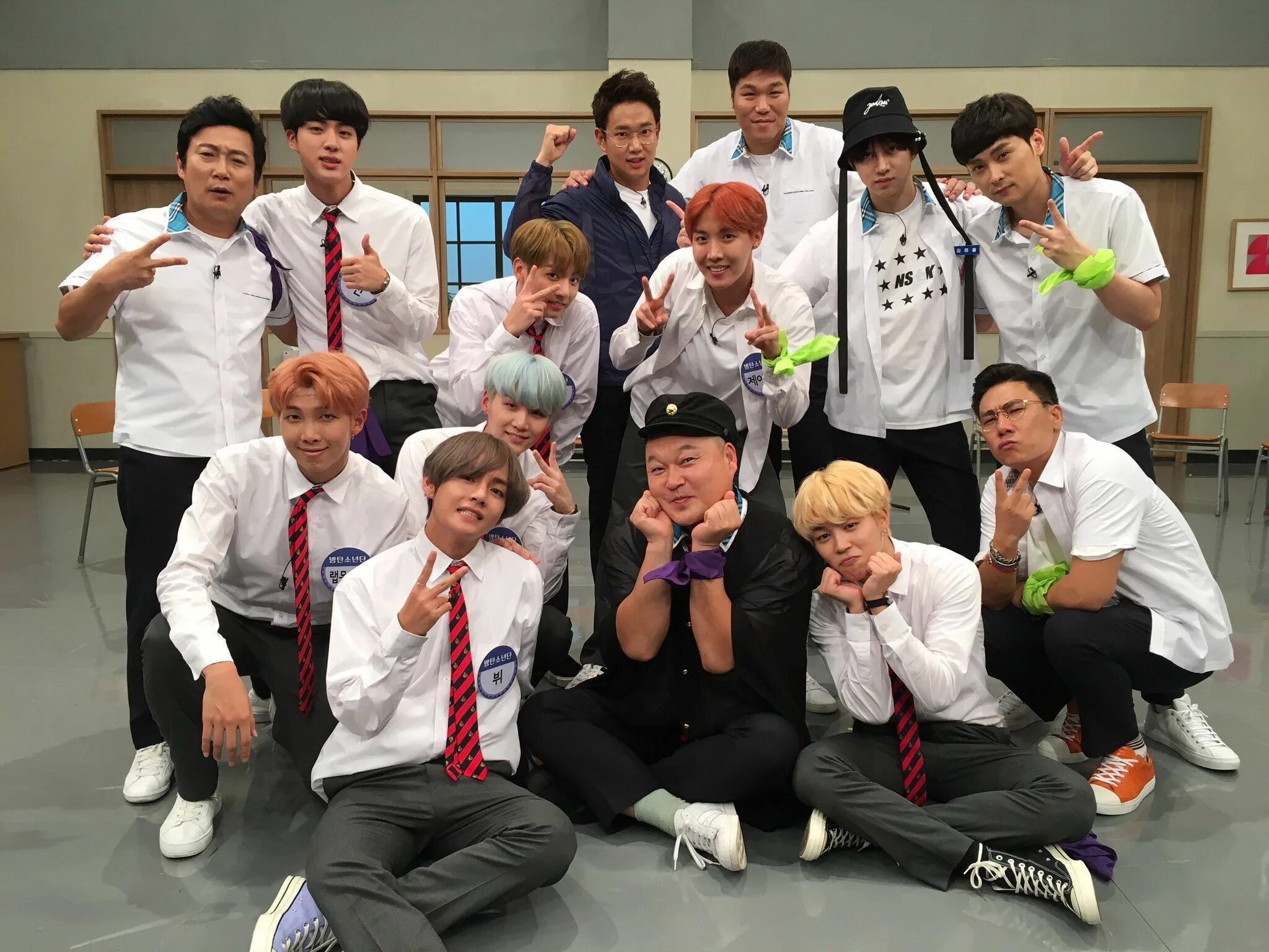 Всеведущие братья BTS. Всезнающие братья БТС. Knowing brothers BTS. Шоу Корея всезнающие братья.