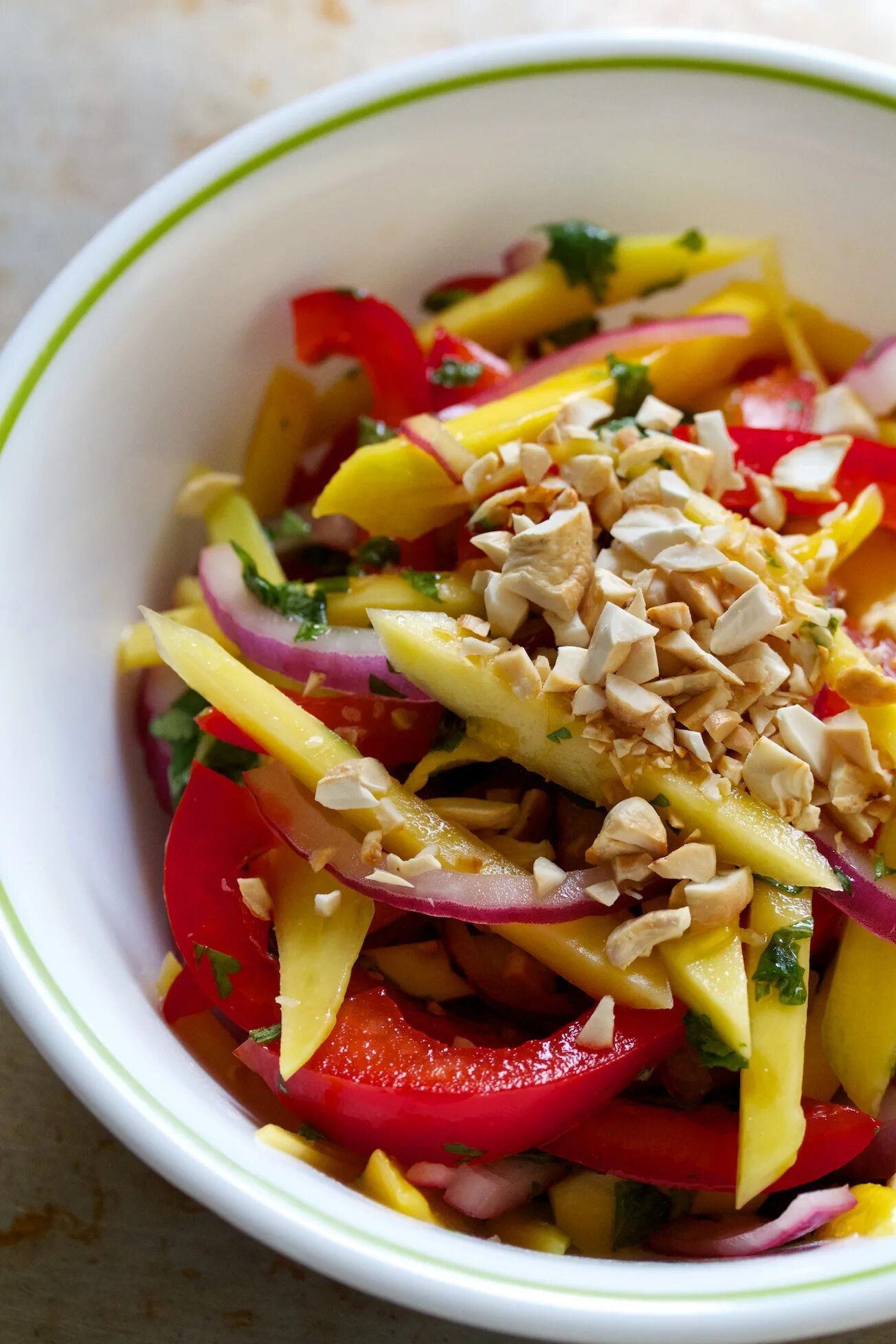 салат руккола манго авокадо. овощной салат с манго. салат с манго. салатный манго. вкусный салат с манго рецепт.