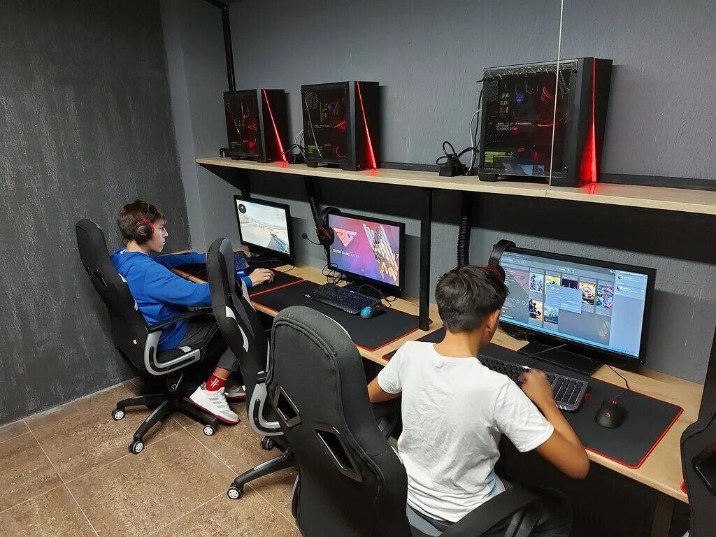 Зал с игровым компьютером. F5 киберклуб сокол. Игровой клуб игровые автоматы. Современный компьютерный зал. Arena компьютерный клуб.