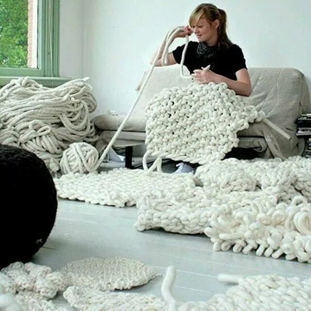 Вязание своими руками самое интересное для женщин. Вязаные вещи для дома. Вязаные вещи в интерьере. Вязание в интерьере дома. Необычные вязаные предметы.
