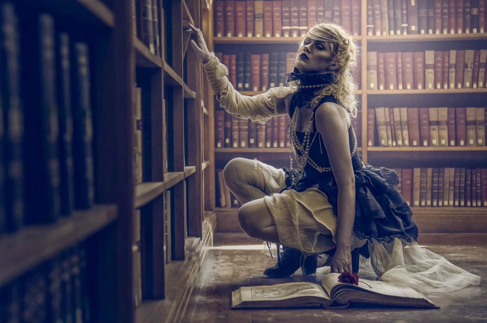 Забытая девушка читать полностью. Фотосессия с книгами. девушка с книгой. фотосессия в библиотеке. девушка в библиотеке.