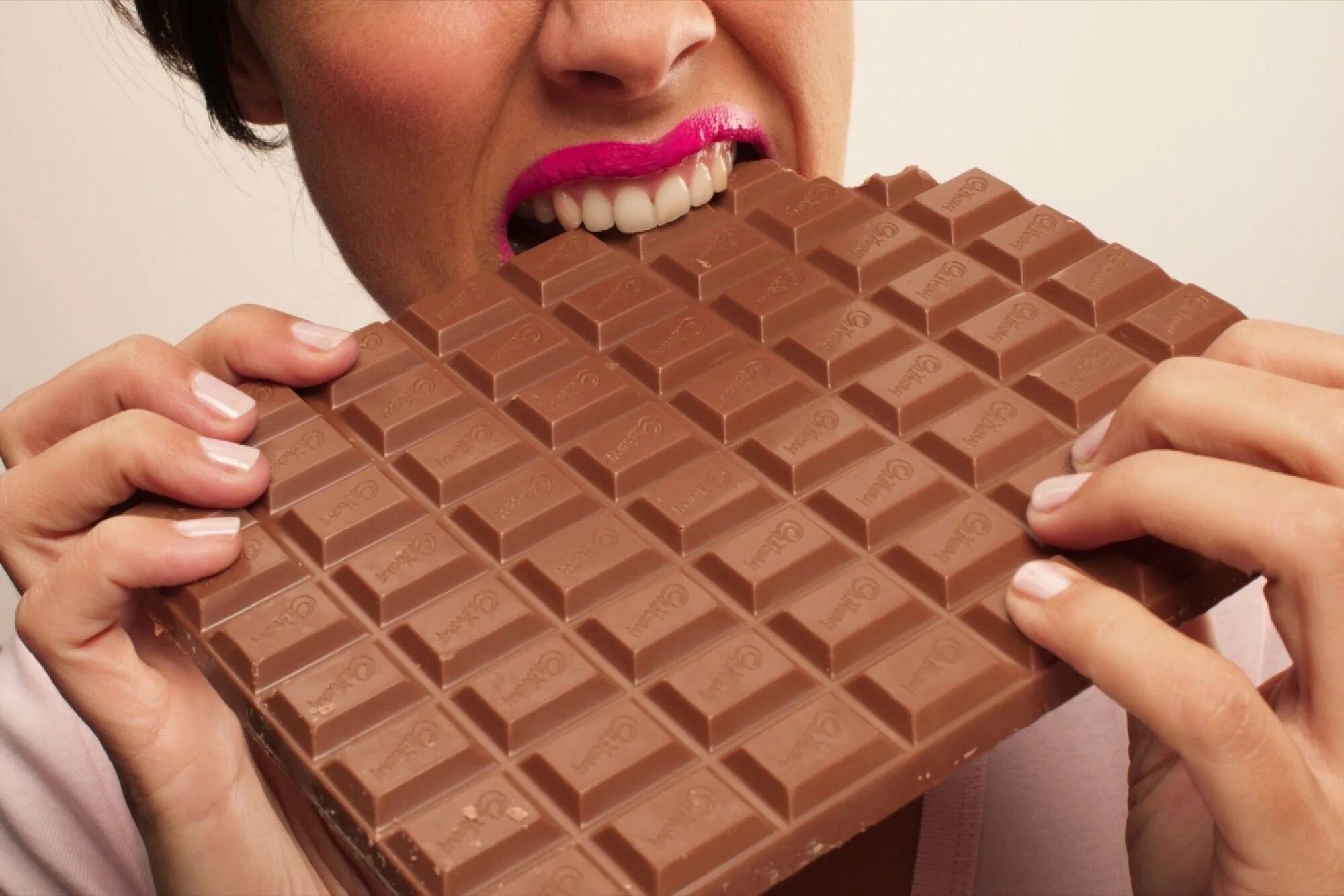 Видео с шоколадкой. Необычный шоколад. Огромный шоколад. Огромная шоколадная плитка. Плитка шоколада.
