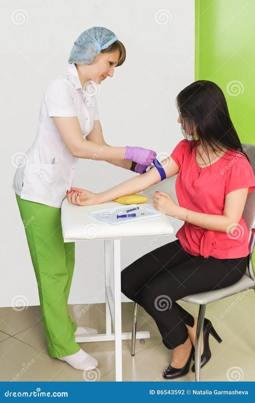 Медсестра берет кровь из вены. Медсестра берет. Медсестра берет анализ крови. Девушка медсестра берет кровь из вены.
