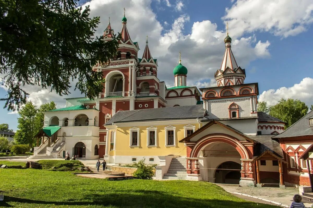 звонница саввино-сторожевского монастыря звенигород. небольшой подмосковный город. дмитровский кремль (г. коломенский кремль достопримечательности коломны. саввино-сторожевский монастырь.