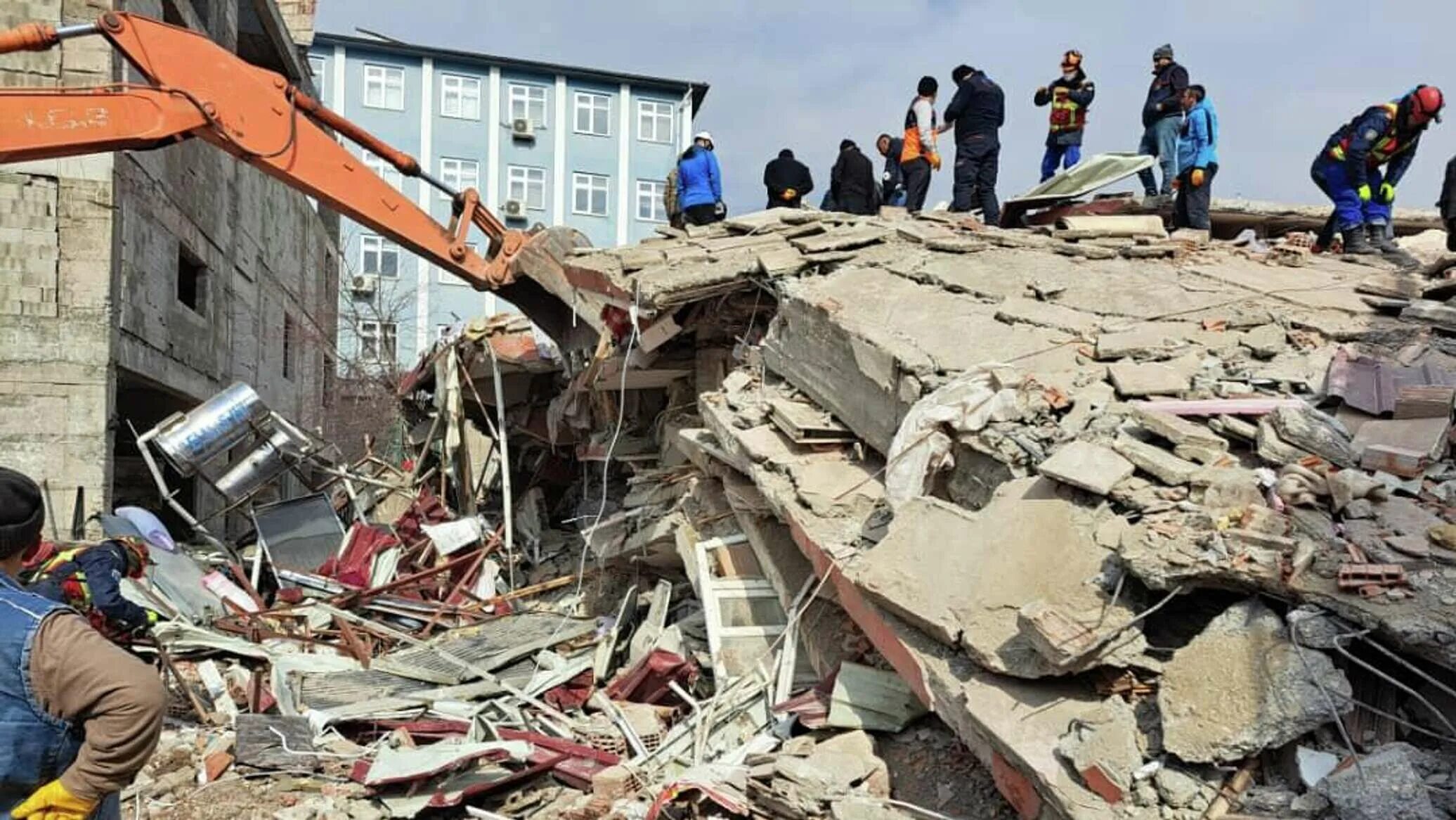 Стихийные бедствия. Спасти из под завалов землетрясение. 2 апреля землетрясение