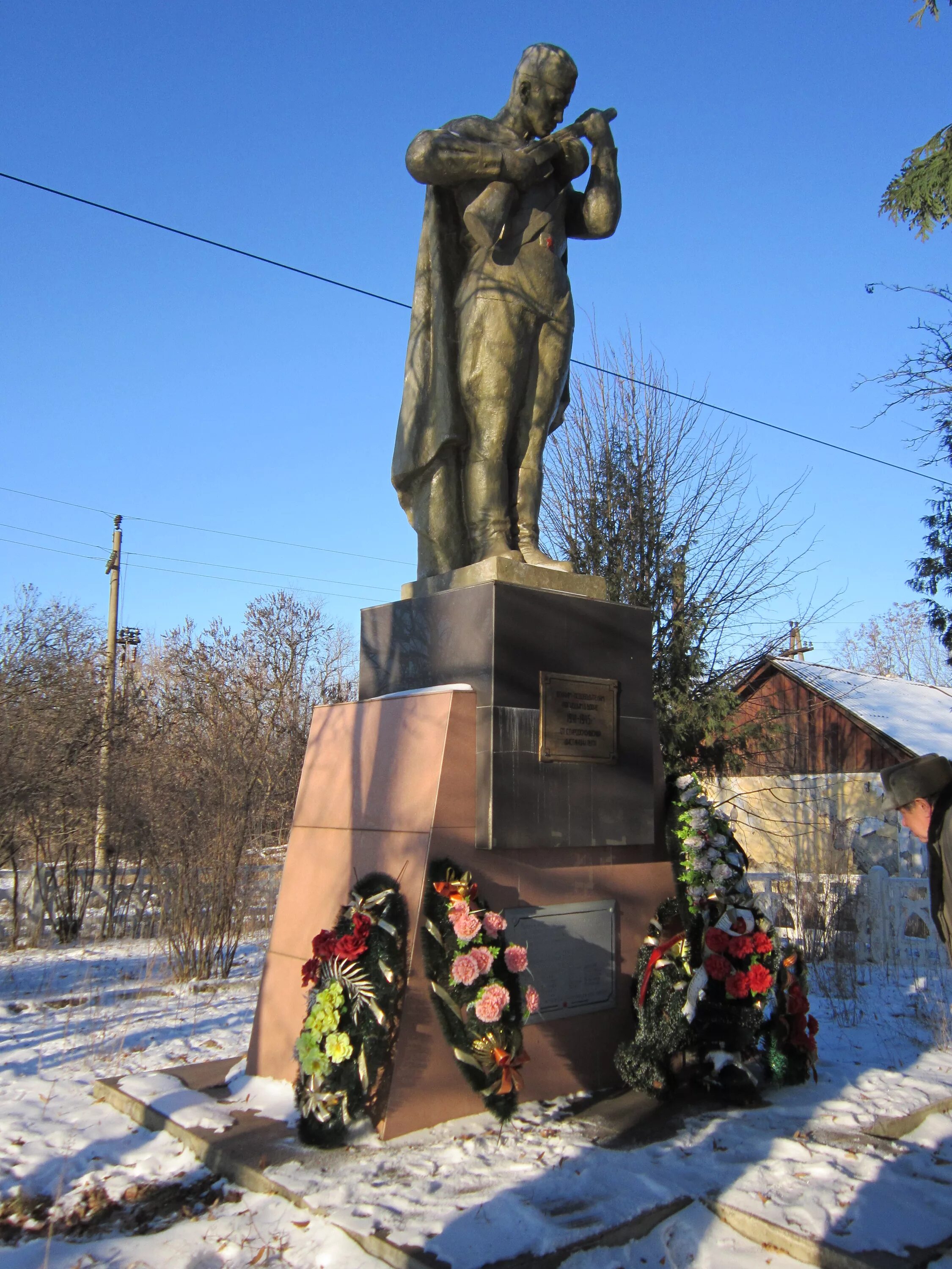 Памятник 17 героям старый оскол. Памятник 17 героям бронебойщикам старый Оскол. Подвиг 17 героев старый Оскол. Подвиг 17 героев бронебойщиков в Старом Осколе. Памятник 17 героям бронебойщикам у Майсюковой будки.