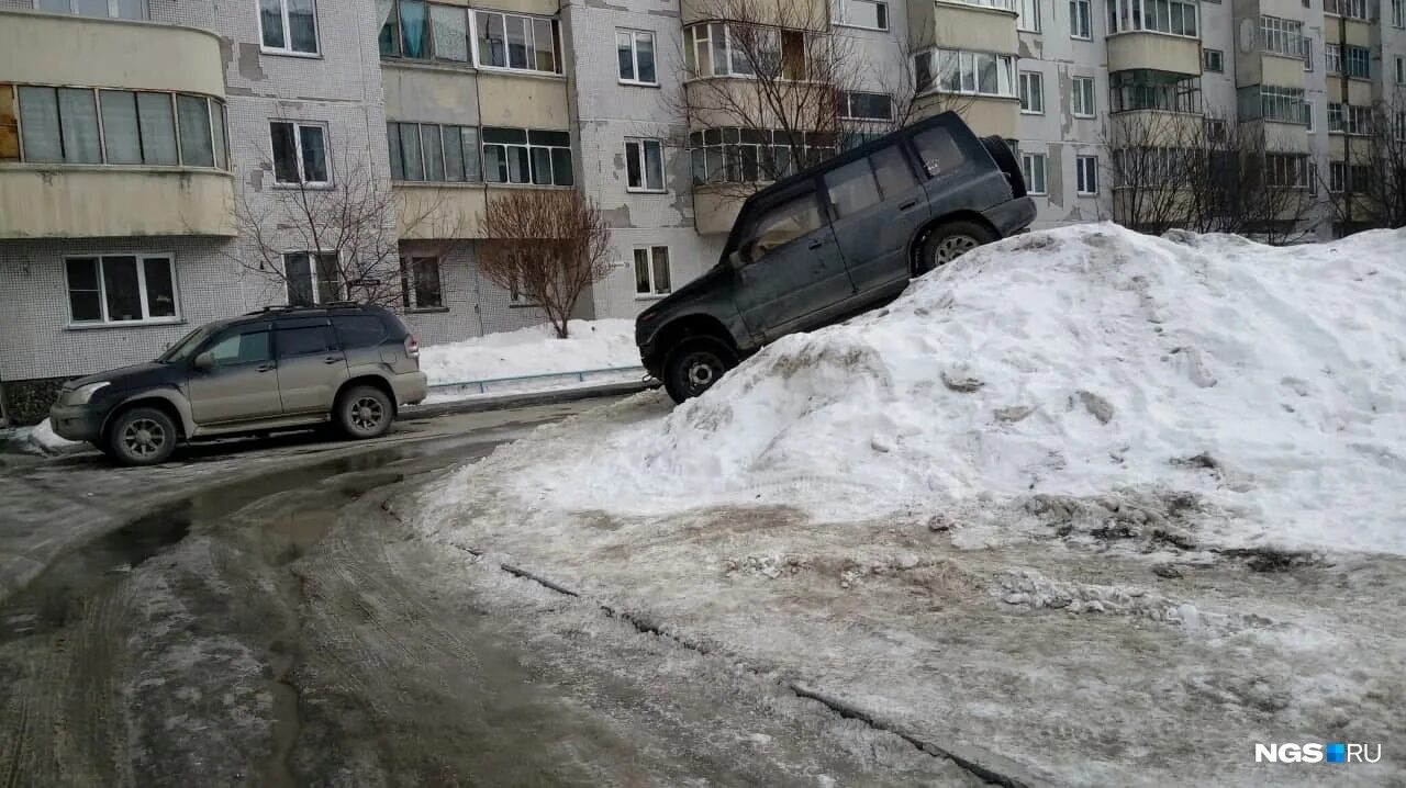 Ничего не чищено. Снежные навалы во двораз. Двор завален снегом. Неубранный снег во дворе. Снегопад во дворе.