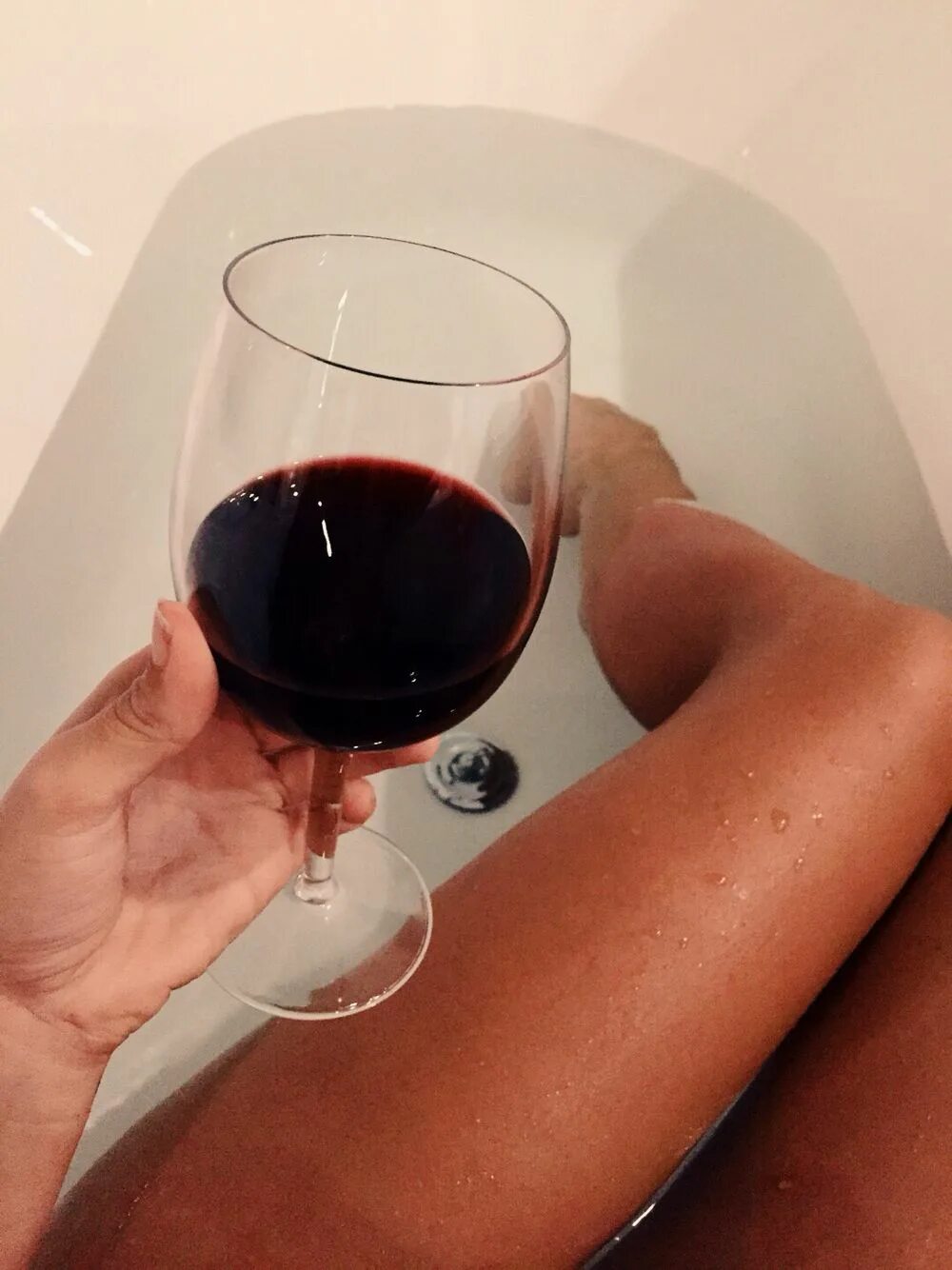 Бокал вином мой полон в душе. Рука с бокалом. Девушка с бокалом. Бокал вина в руке. Бокал вина в ванной.