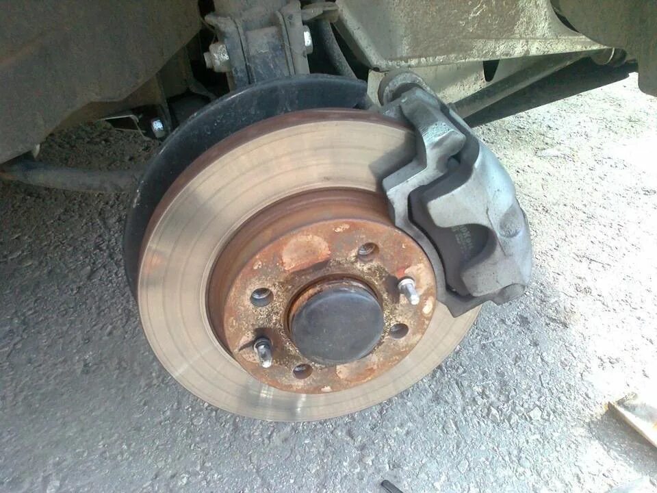 Передние тормоза лада гранта. Датчик износа тормозных колодок приора 2. Скобы передних колодок лада гранта. Передние тормоза лада гранта. Скобы передних колодок лада гранта.